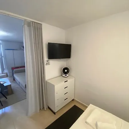 Yellow Submarine Skála Foúrkas